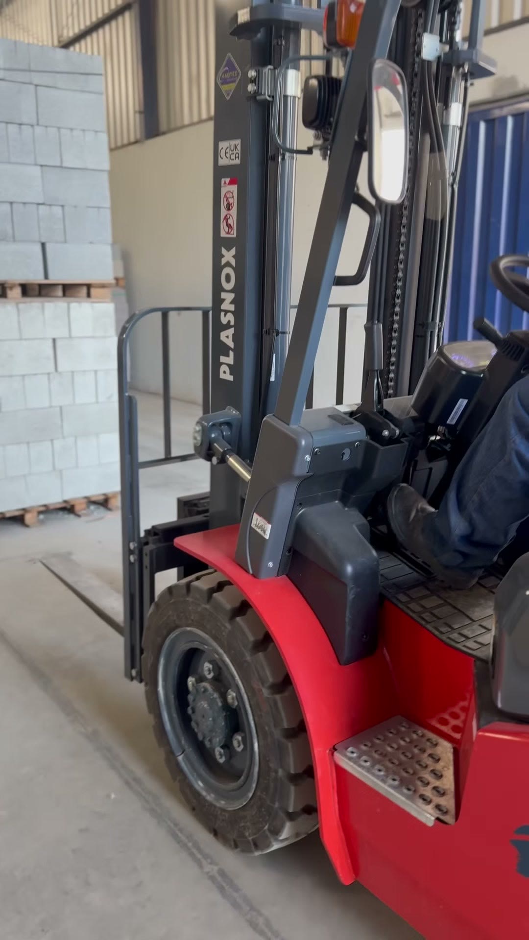 Empilhadeira e estoque da fábrica